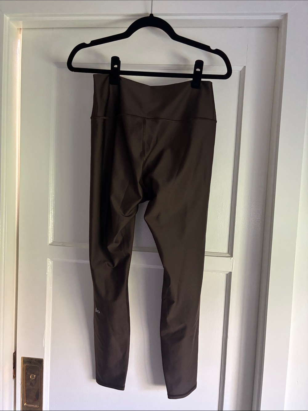 ALO Yoga 7/8 High-Waist Airlift Legging in espresso - Picture 4 of 5